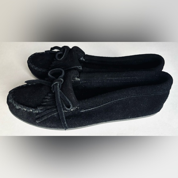 Minnetonka Women's Kilty Black Suede Moccasins Size 6.5 Hard Sole Cozy relaxing‎ - Picture 1 of 7